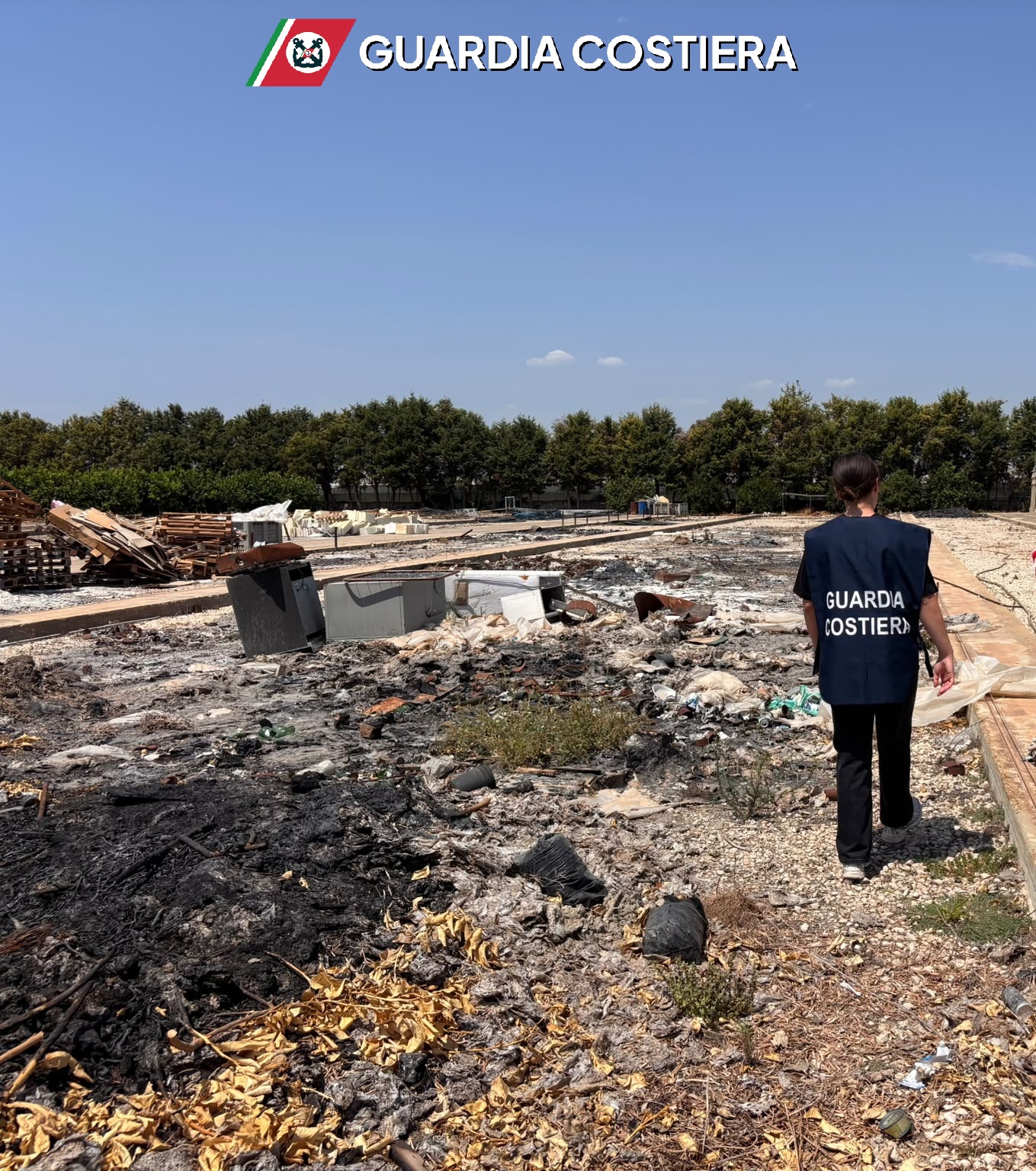 Discarica abusiva e rifiuti in fiamme: sequestrati 6.600 mq in un’azienda agricola di Siracusa.