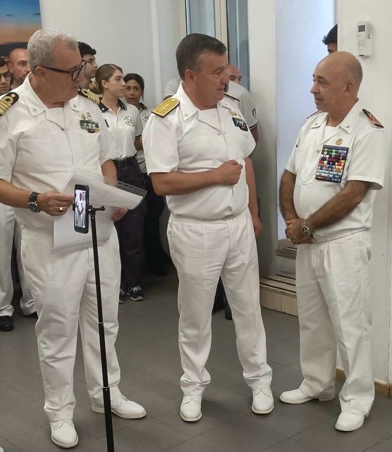 Gallipoli: Il 1º Luogotenente Faggiano della Guardia Costiera, lascia il servizio dopo 42 anni.