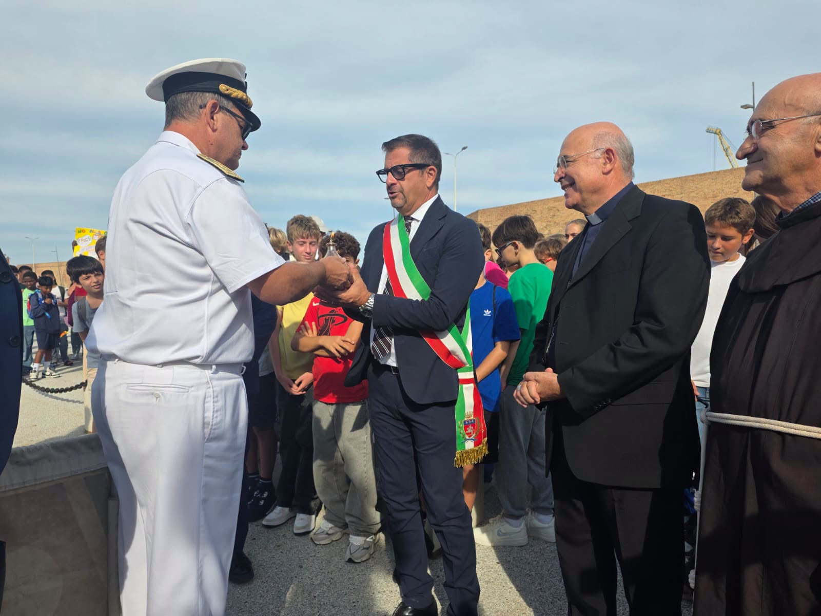 Ancona: Guardia Costiera accoglie la lampada della pace.